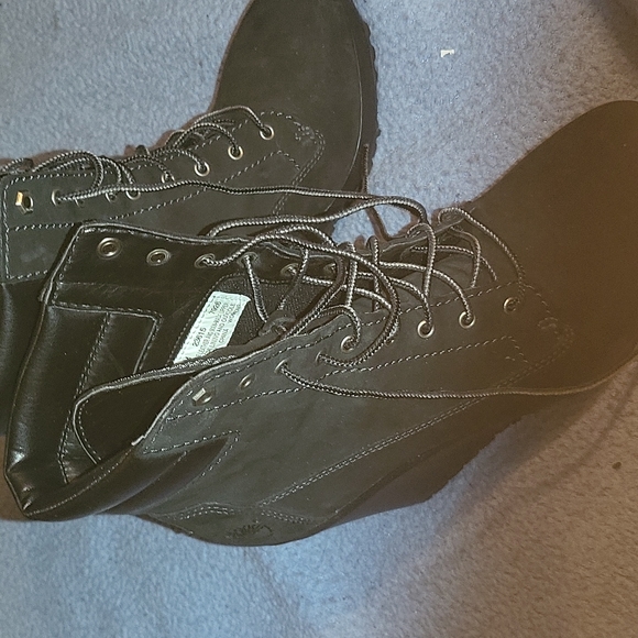 BOOTS - Picture 2 of 5